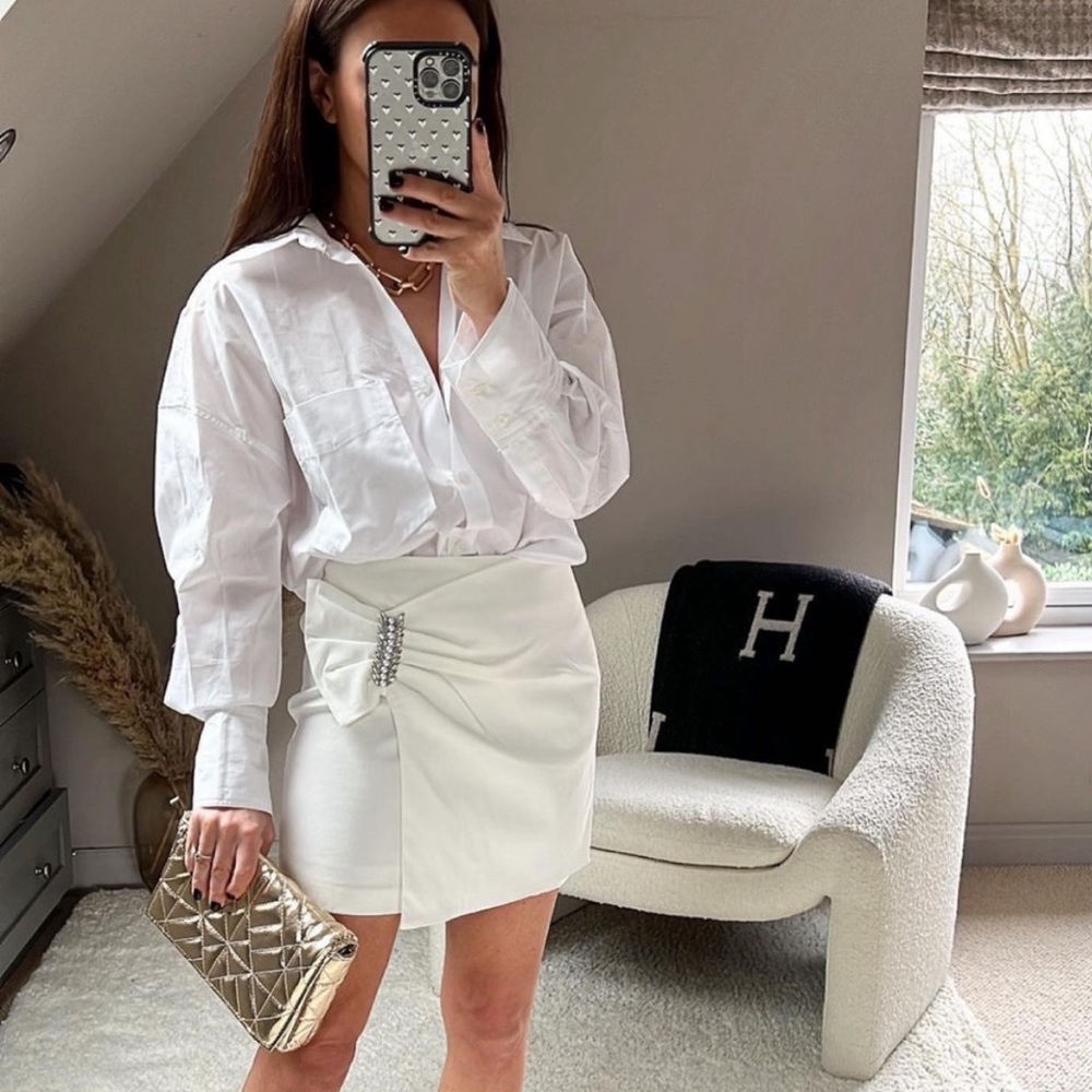 Zara NWT Pearl embellished buckle off white / ivory / cream ruched mini skirt - Picture 3 of 16